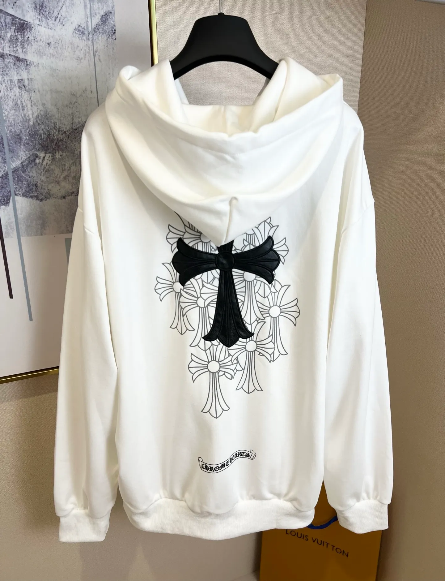 P360 Size: S/M/L/XL White/Black Unisex Chrome hearts ❤️Embroidered cross sweatshirt zipper jacket, comfortable and soft fabric, casual and comfortable to wear. The body is embellished with Sanskrit printing of the brand, which adds highlights to the solid color. The loose fit gives people a versatile feeling, and the upper body effect is also very strong. It is a super good-looking one. ⚠️Washing method: Please wrap pure cotton products in a laundry bag on the back for quick machine washing in cold water! ! Do not soak/wash in warm water!